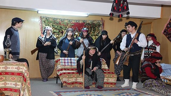 Arhavi Anadolu Lisesi Öğrencileri Tarafından Tiyatro Gösterisi Sergilendi